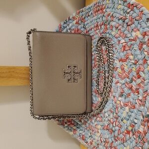 Tory Burch Britten Chain Wallet in French Grey ... Excellent Condition